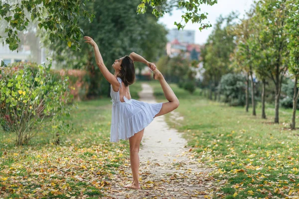 Hermosa Chica Vestido Blanco Haciendo Yoga Posa Parque Otoño Equilibrio —  Fotos de Stock