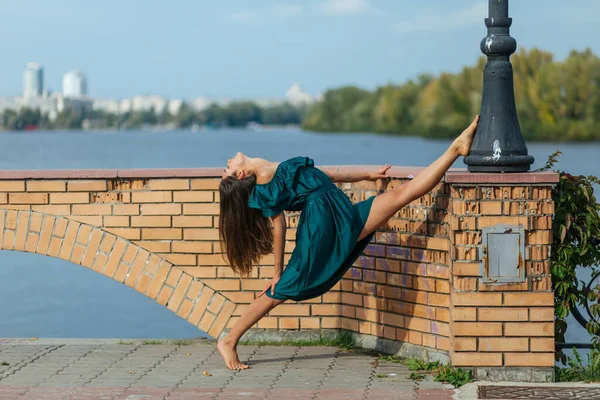 Krásná Dívka Zelených Šatech Dělá Jógu Pózuje Podzimním Parku Blízkosti — Stock fotografie