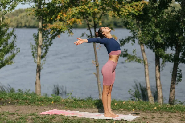Hermosa Chica Haciendo Yoga Posa Atardecer Parque Equilibrio Fitness Estiramiento —  Fotos de Stock