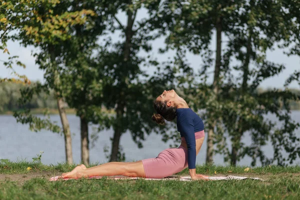 Hermosa Chica Haciendo Yoga Posa Atardecer Parque Equilibrio Fitness Estiramiento — Foto de Stock