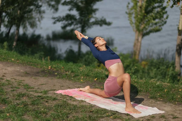 Hermosa Chica Haciendo Yoga Posa Atardecer Parque Equilibrio Fitness Estiramiento — Foto de Stock