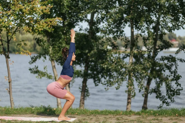 Hermosa Chica Haciendo Yoga Posa Atardecer Parque Equilibrio Fitness Estiramiento — Foto de Stock