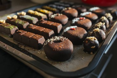 Mutfak tepsisinde çeşitli el yapımı vejetaryen ve çikolatalı kekler.