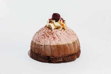 Beyaz arka planda kremalı ve tatlı kek. Ev yapımı fırın. Sevgililer günü ya da doğum günü partisi için lezzetli ve pembe bir pasta..