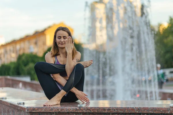 Vacker Flicka Sportkläder Som Gör Yoga Poser Solnedgången Nära Fontänen — Stockfoto