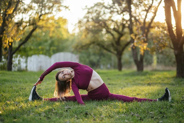 Split Leg Bella Ragazza Abbigliamento Sportivo Facendo Yoga Pose Sul — Foto Stock