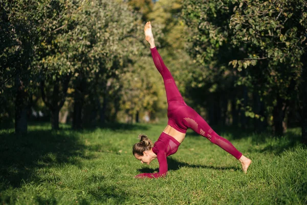 Hermosa Chica Ropa Deportiva Haciendo Yoga Posa Callejón Parque Otoño — Foto de Stock