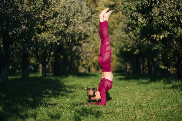 Soporte Manos Hermosa Chica Ropa Deportiva Haciendo Yoga Posa Callejón —  Fotos de Stock