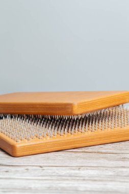 Kahverengi Sadhu tahta tahtaları, yoga için çiviler ve gri arka planda ruhani uygulamalar. Meditasyon konsepti, tırnakların üzerinde durmak, terapi..