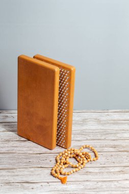 Tibet Budist tespihi, mala ya da japamala deniyor. Kahverengi Sadhu tahta tahtaları, yoga için çiviler ve gri arka planda ruhani uygulamalar. Meditasyon konsepti, tırnakların üzerinde durmak, terapi..