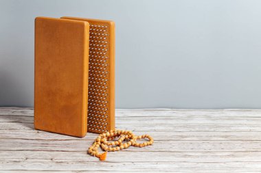 Tibet Budist tespihi, mala ya da japamala deniyor. Kahverengi Sadhu tahta tahtaları, yoga için çiviler ve gri arka planda ruhani uygulamalar. Meditasyon konsepti, tırnakların üzerinde durmak, terapi..