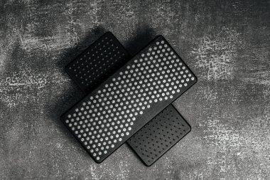 Yakın plan siyah Sadhu tahta tahtaları yoga için çiviler ve gri arka plan ve koyu tuğla duvar üzerinde ruhani uygulamalar. Meditasyon konsepti, tırnakların üzerinde durmak, terapi..