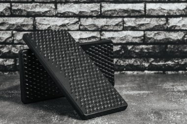 Yakın plan siyah Sadhu tahta tahtaları yoga için çiviler ve gri arka plan ve koyu tuğla duvar üzerinde ruhani uygulamalar. Meditasyon konsepti, tırnakların üzerinde durmak, terapi..