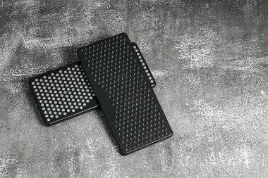 Yakın plan siyah Sadhu tahta tahtaları, yoga için çiviler ve gri arka planda ruhani uygulamalar. Meditasyon konsepti, tırnakların üzerinde durmak, terapi..