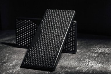 Yakın plan siyah Sadhu tahta tahtaları, yoga için çiviler ve gri arka planda ruhani uygulamalar. Meditasyon konsepti, tırnakların üzerinde durmak, terapi..