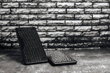 Yakın plan siyah Sadhu tahta tahtaları yoga için çiviler ve gri arka plan ve koyu tuğla duvar üzerinde ruhani uygulamalar. Meditasyon konsepti, tırnakların üzerinde durmak, terapi..