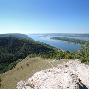 bir yaz gününde Dağları ile Volga Nehri'nin görünümü 