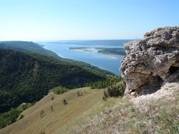 Vista del Volga a las montañas en verano día soleado —  Fotos de Stock