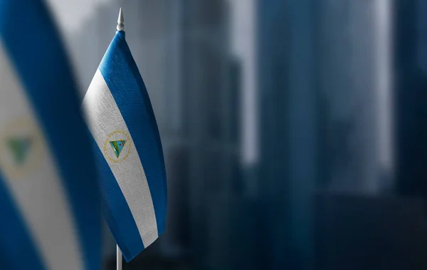 ニカラグアの小さな旗が街の背景にある — ストック写真