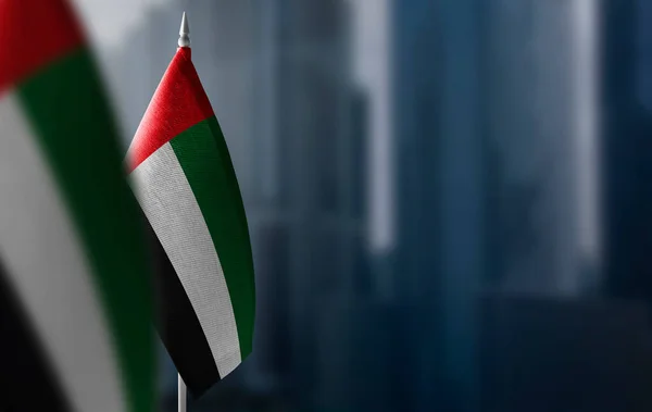 Petits drapeaux des Émirats arabes unis sur un fond flou de la ville — Photo
