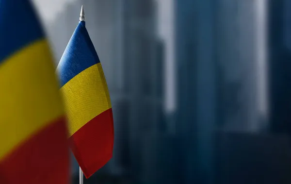 Banderas pequeñas de Rumania en un fondo borroso de la ciudad — Foto de Stock