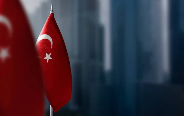 Невеликі прапори Туреччини на розмитому тлі міста. — стокове фото