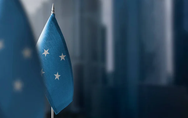 Small flags of Federated States Micronesia on a blurry background of the city — Stock Photo, Image