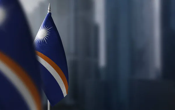 Small flags of Marshall Islands on a blurry background of the city — Stock Photo, Image