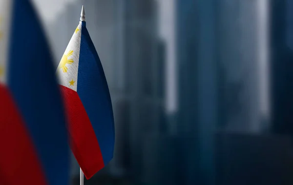 市内を背景にフィリピンの小さな旗 — ストック写真