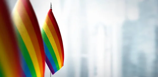 Małe flagi lgbt na rozmytym tle miasta — Zdjęcie stockowe