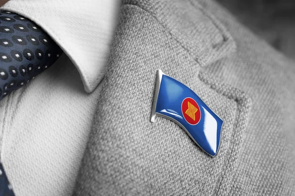 Emblema de metal com a bandeira da ASEAN em uma lapela de terno — Fotografia de Stock