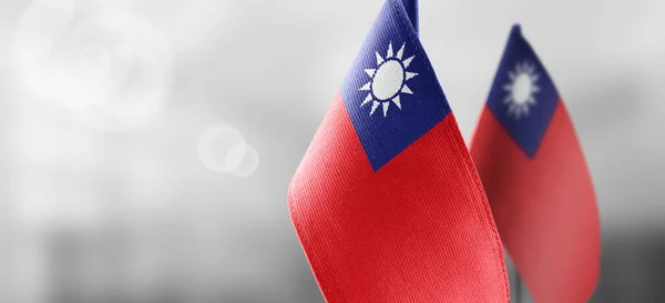 Bendera nasional kecil Taiwan dengan latar belakang yang buram — Stok Foto
