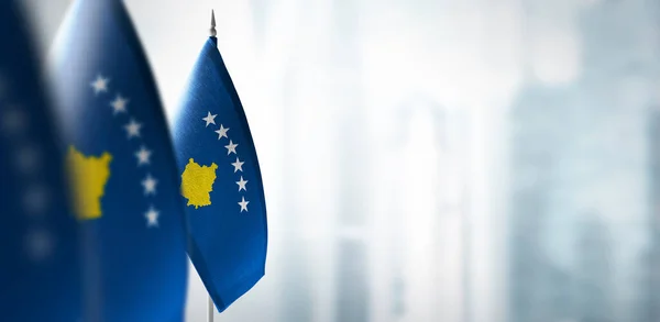 Malé kosovské vlajky na rozmazaném pozadí města — Stock fotografie