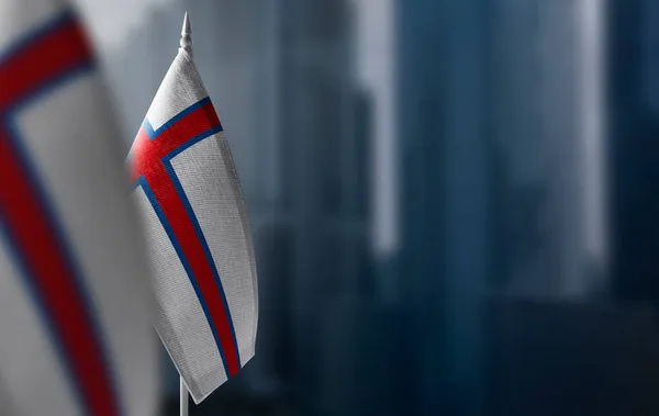 도시의 흐릿 한 배경 위에 있는 페로 제도의 작은 깃발들 — 스톡 사진