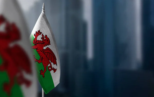 Kleine vlaggen van Wales op een wazige achtergrond van de stad — Stockfoto