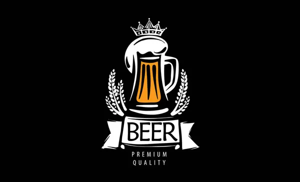 Векторный логотип с нарисованной кружкой пива на черном фоне — стоковый вектор