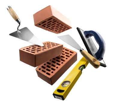 Tuğlalar ve inşaat araçları beyaz arkaplan üzerinde havaya yükseliyor