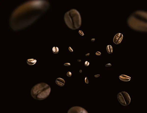 Grains de café en vol sur un fond sombre — Photo