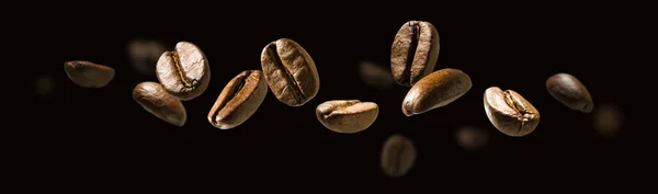 暗い背景の上で飛行中のコーヒー豆 — ストック写真