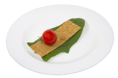 kızarmış ekmek parçaları ve bir yaprak bir plaka üzerinde domates, yalıtılmış