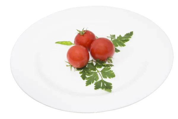 domates, biber ve yeşil izole bir plaka