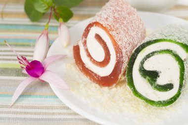 Fuşya bir plaka ile tatlı tatlı