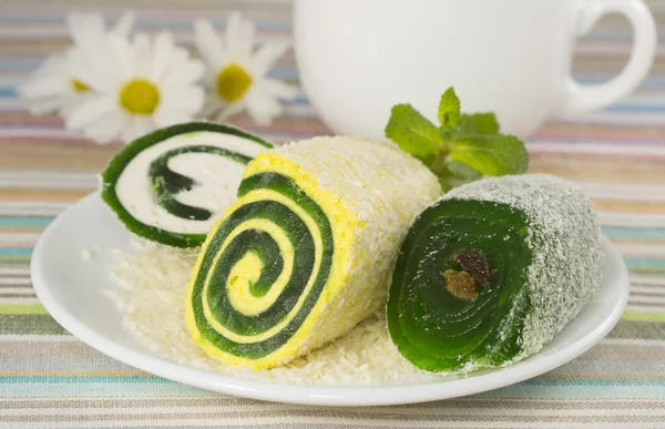 Rollo de postre en un plato con flor —  Fotos de Stock