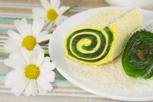 şekerli tatlı bir plaka ile çiçek