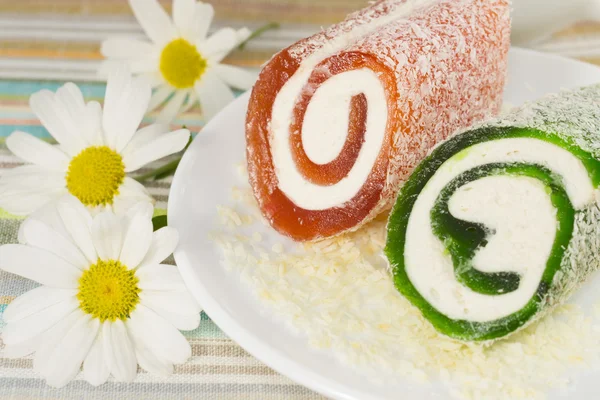 Roll-Dessert auf Kokosrasur — Stockfoto