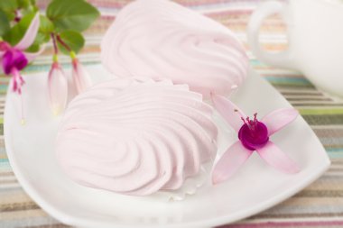 bir plaka üzerinde pembe şekerleme