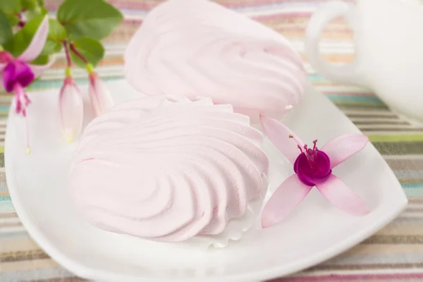 Roze marshmallows op een plaat — Stockfoto