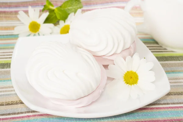 Air Marshmallows auf einem Teller mit Blume — Stockfoto