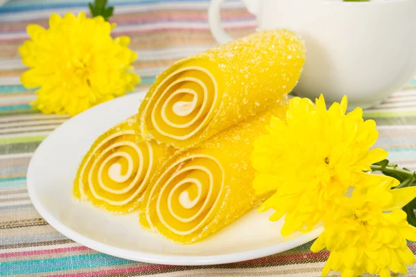 Doces amarelos em uma chapa — Fotografia de Stock