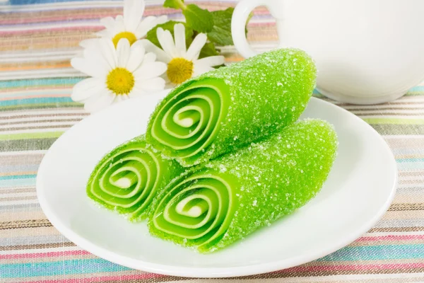 Зелене фрукти цукерки на тарілку — стокове фото